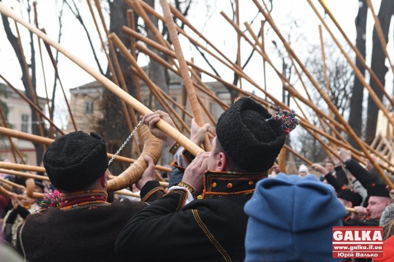 Рекорд України: у Франківську одночасно звучали 146 трембіт і карпатських рогів (ФОТО, ВІДЕО)
