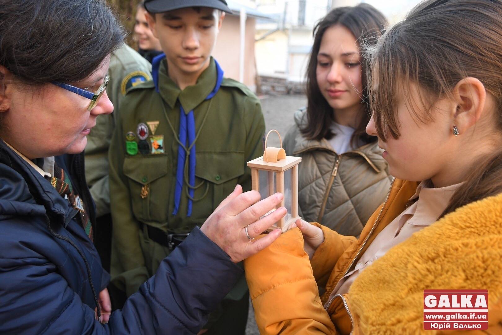Пластуни привезли в Івано-Франківськ «Вифлеємський Вогонь Миру» (ФОТО)