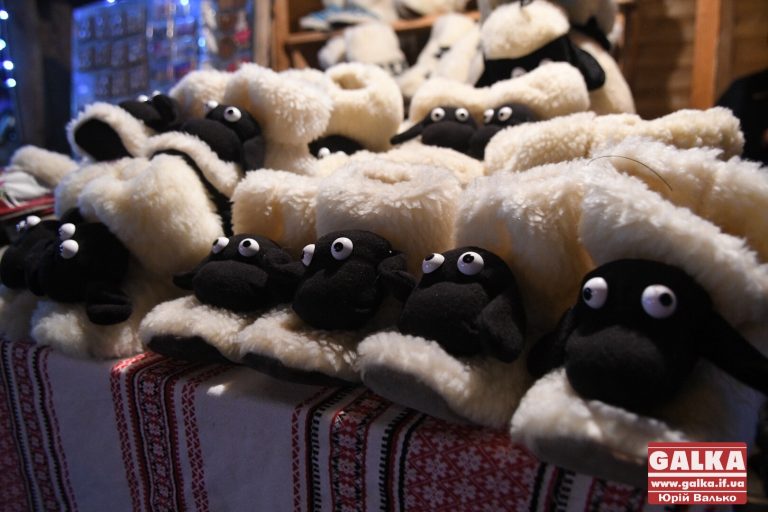 Франківців розпитали, як вони гріються взимку та яких новорічних свят чекають найбільше (ВІДЕО)