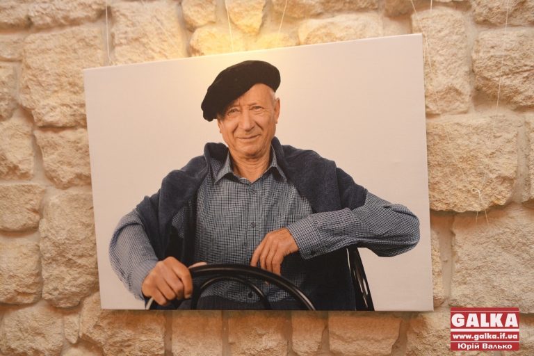 Королева, Казанова, козак – мешканці геріатричного пансіонату стали моделями (ФОТО)