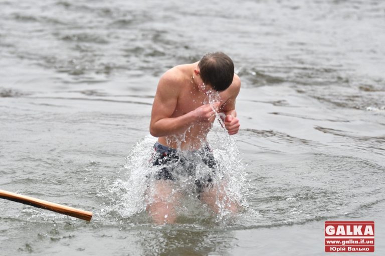 З рибною юшкою та чаєм: де у Франківську можна буде зануритися на Водохреща