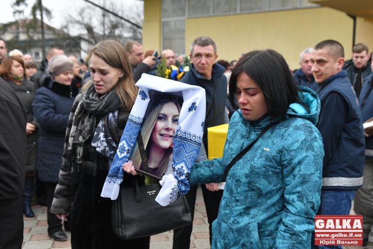 Сотні небайдужих прийшли попрощатися із загиблою в авіатрощі в Ірані стюардесою з Франківська (ФОТО)