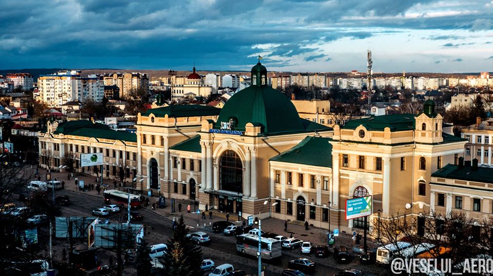 Франківський залізничний вокзал показали з висоти пташиного польоту (ФОТО)