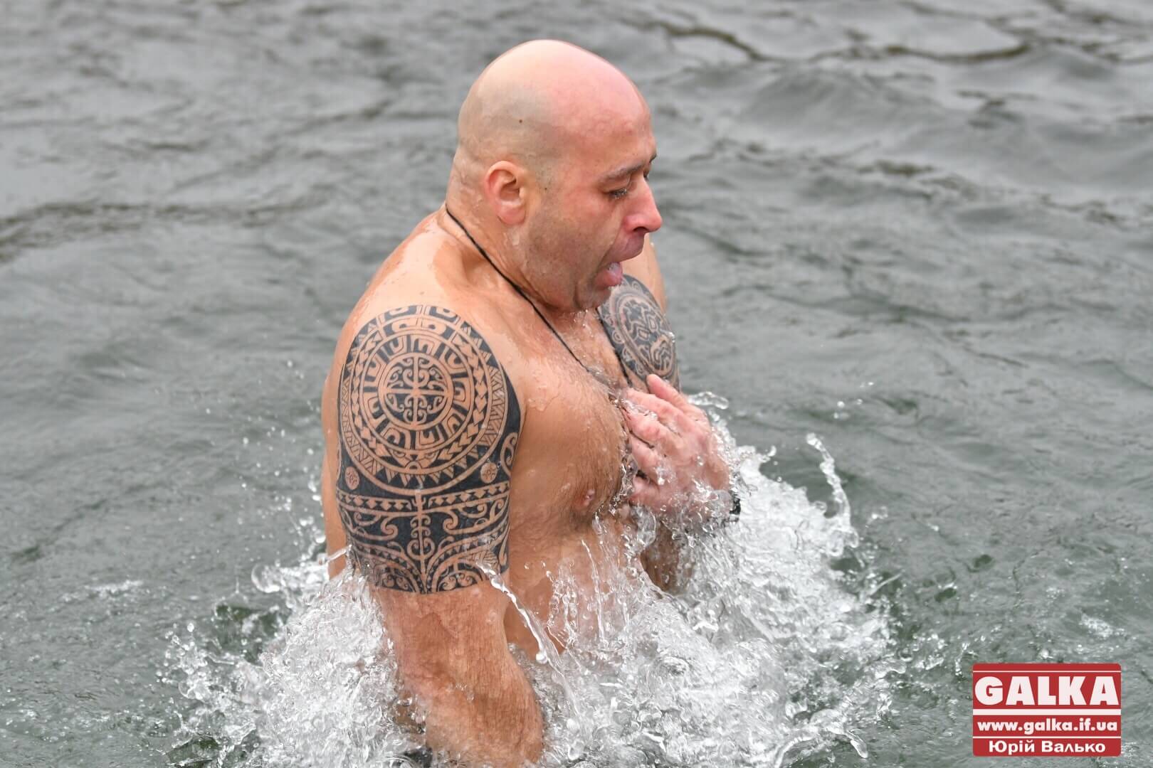 На Водохреща сотні франківців занурилися у холодну Бистрицю  (ФОТО)