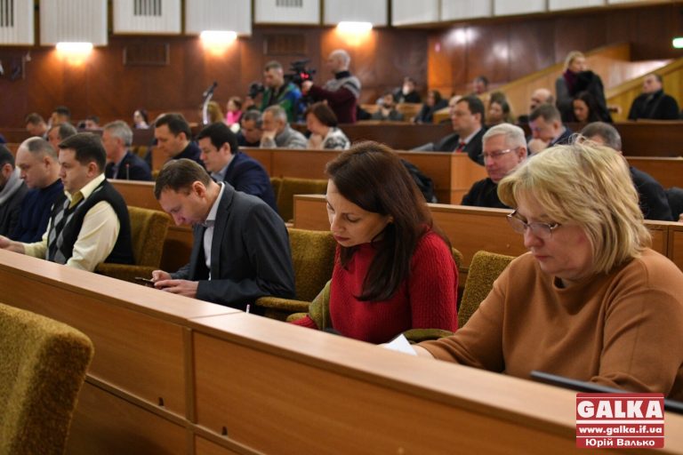 Позачергова сесія міськради у світлинах (ФОТО)