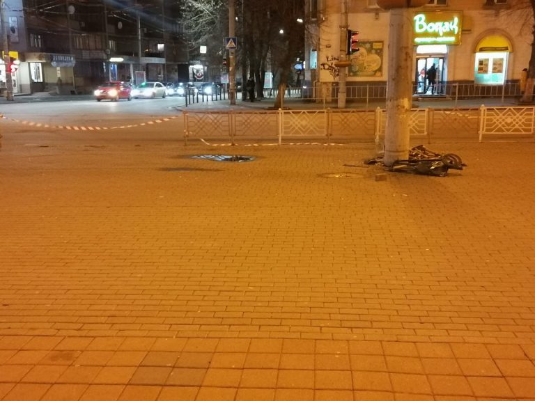 П’яний водій на Cadillac Escalade зніс огорожу і рекламну вивіску поблизу драмтеатру (ДОДАНІ ФОТО)