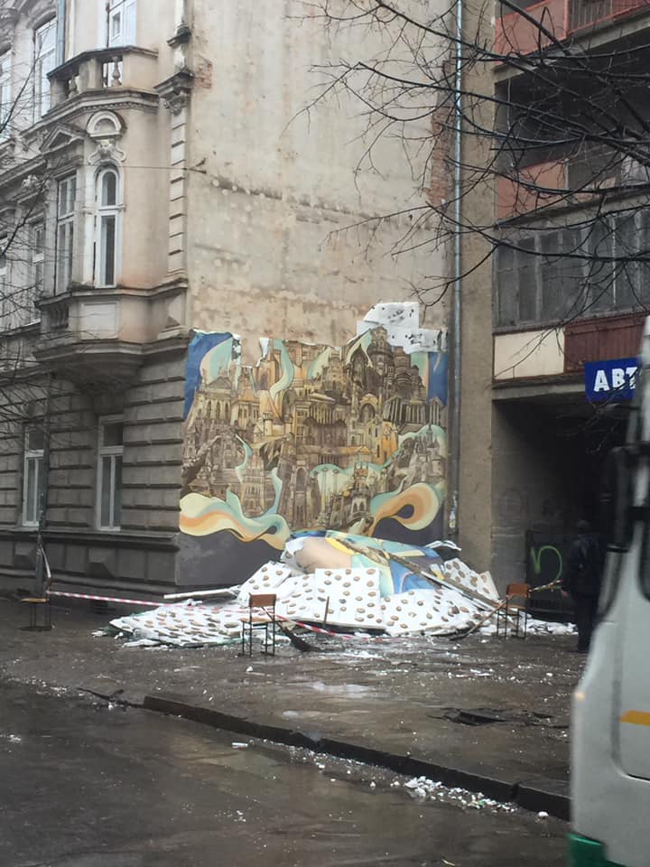Один з перших муралів осипався у центрі Франківська (ФОТОФАКТ)