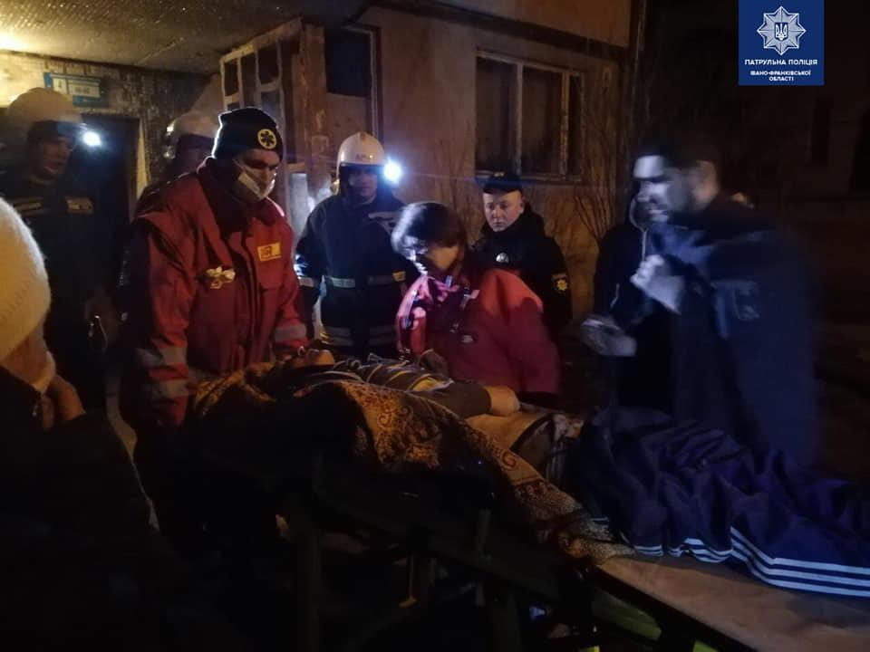 Патрульні врятували людей з підвалу, який затоплювало водою (ФОТО)
