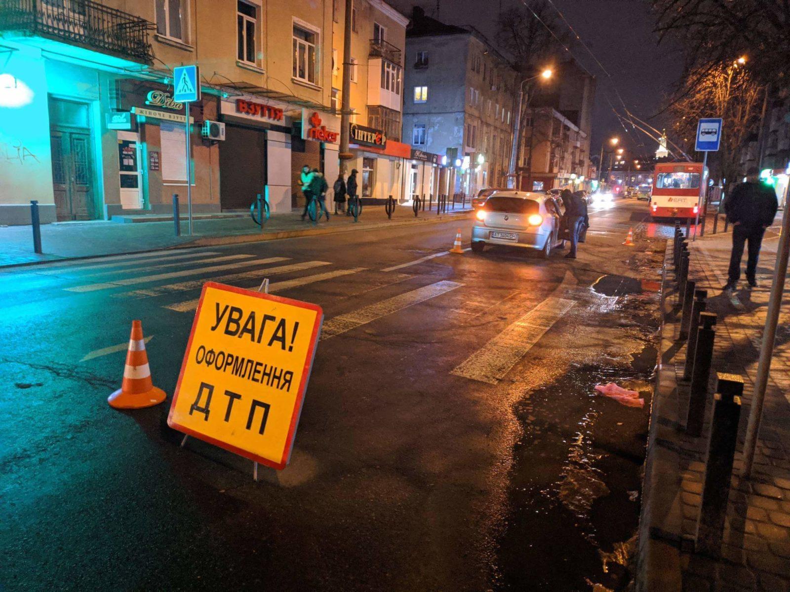 На Галицькій водійка BMW збила “на зебрі” дівчину (ФОТО)