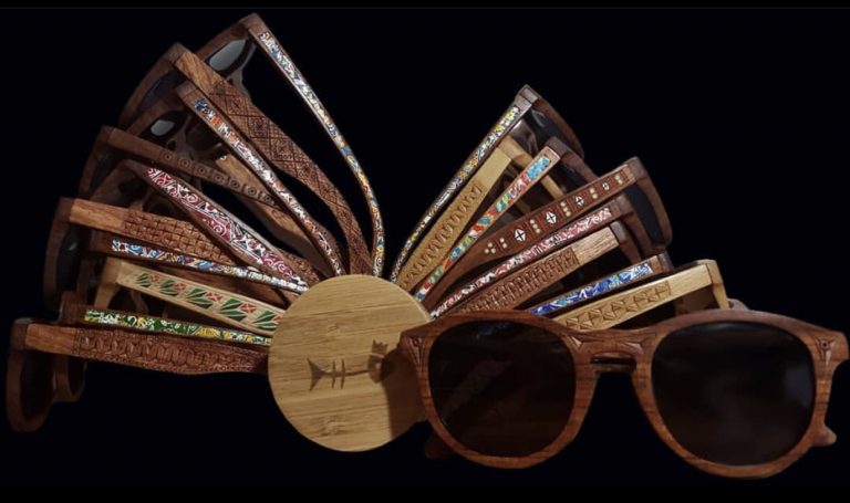 У Франківську роблять різьблення на окулярах, які купують світові зірки (ВІДЕО) 