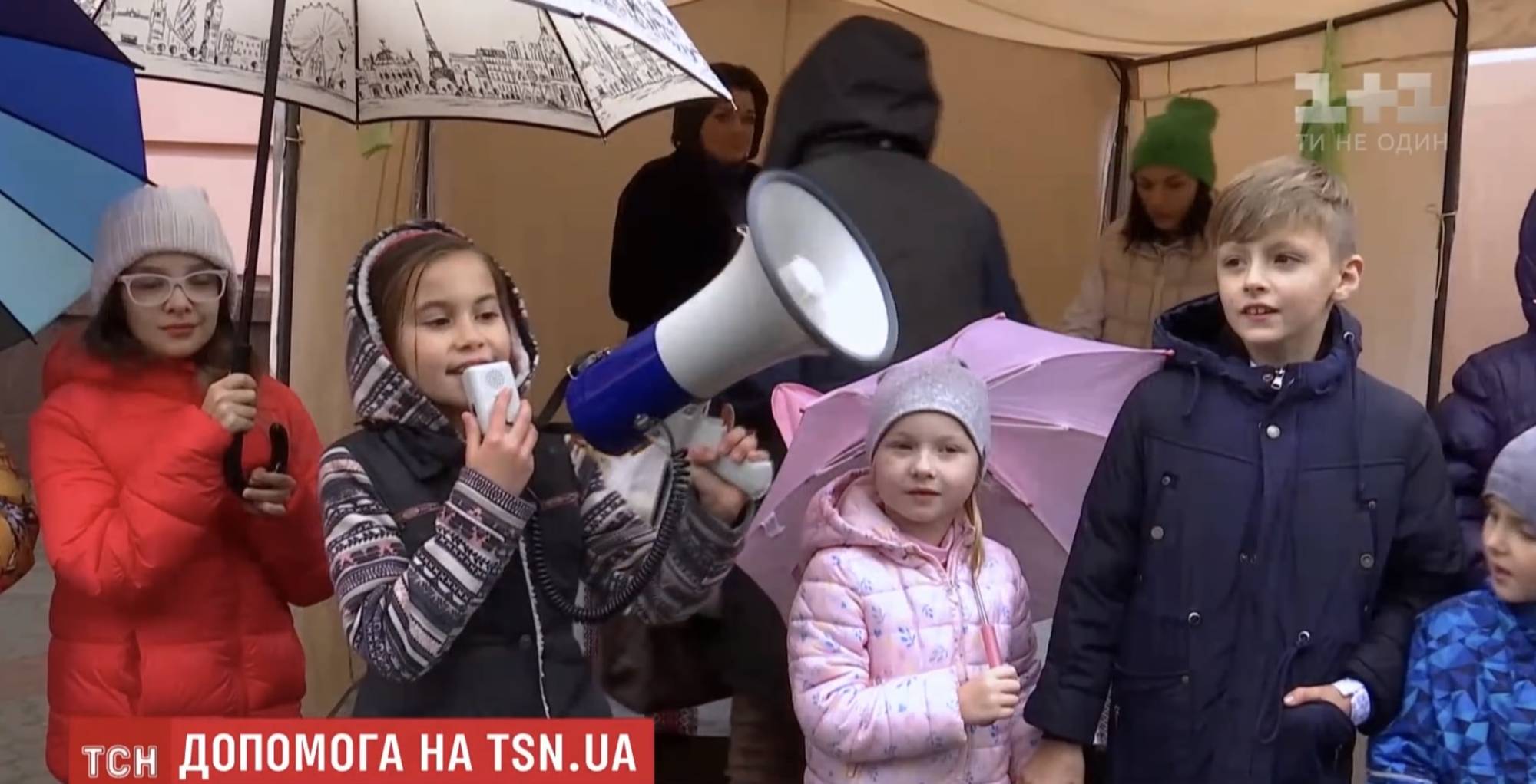 Франківські школярі влаштували благодійний ярмарок заради 11-річного хлопчика (ВІДЕО)