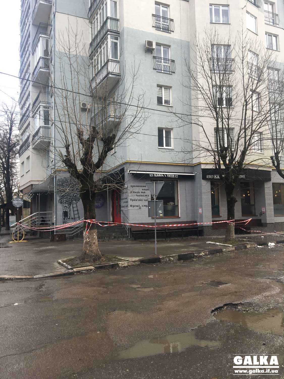 На Чорновола осипаний декор фасаду багатоповерхівки травмував перехожу (ФОТО, ОНОВЛЕНО)