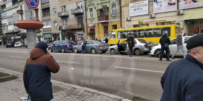 У центрі Франківська зіткнулися чотири автомобілі (ФОТО, ОНОВЛЕНО)