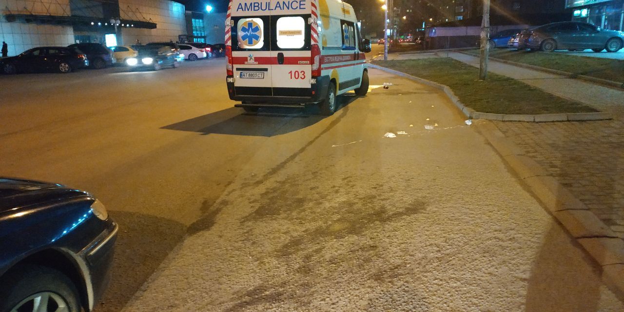 На Стуса пішохід-порушник потрапив під авто: ДТП зафіксувала камера (ФОТО, ВІДЕО)