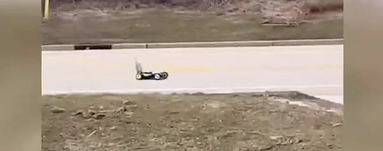 У США сусіди зняли лайфхак з доставки пива на машинці з радіоуправлінням (ВІДЕО)