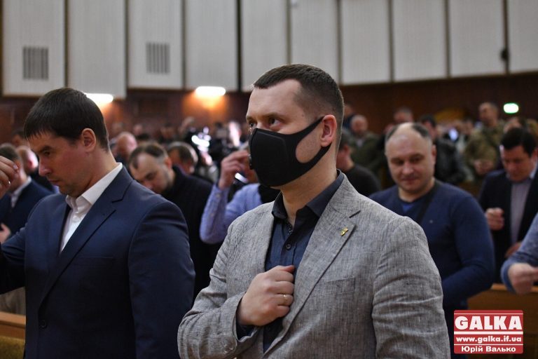 Рукостискання, обійми, вітання ліктями: як здоровкалися депутати міськради (ФОТО)