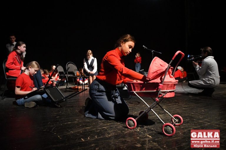 Онлайн-прем’єра: франківцям покажуть зворушливу виставу про проблеми підлітків