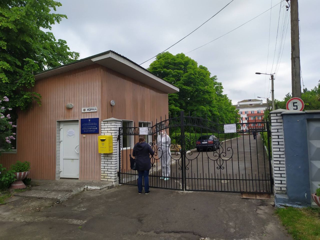 Троє працівників геріатричного пансіонату чекають на результат ПЛР-тесту