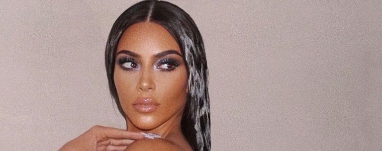 Кім Кардашян у спідній білизні еротично позувала на дивані (ФОТО)