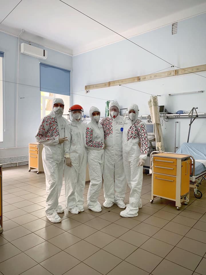 Львівські лікарі за мотивами вишиванки розмалювали захисні костюми (ФОТО)