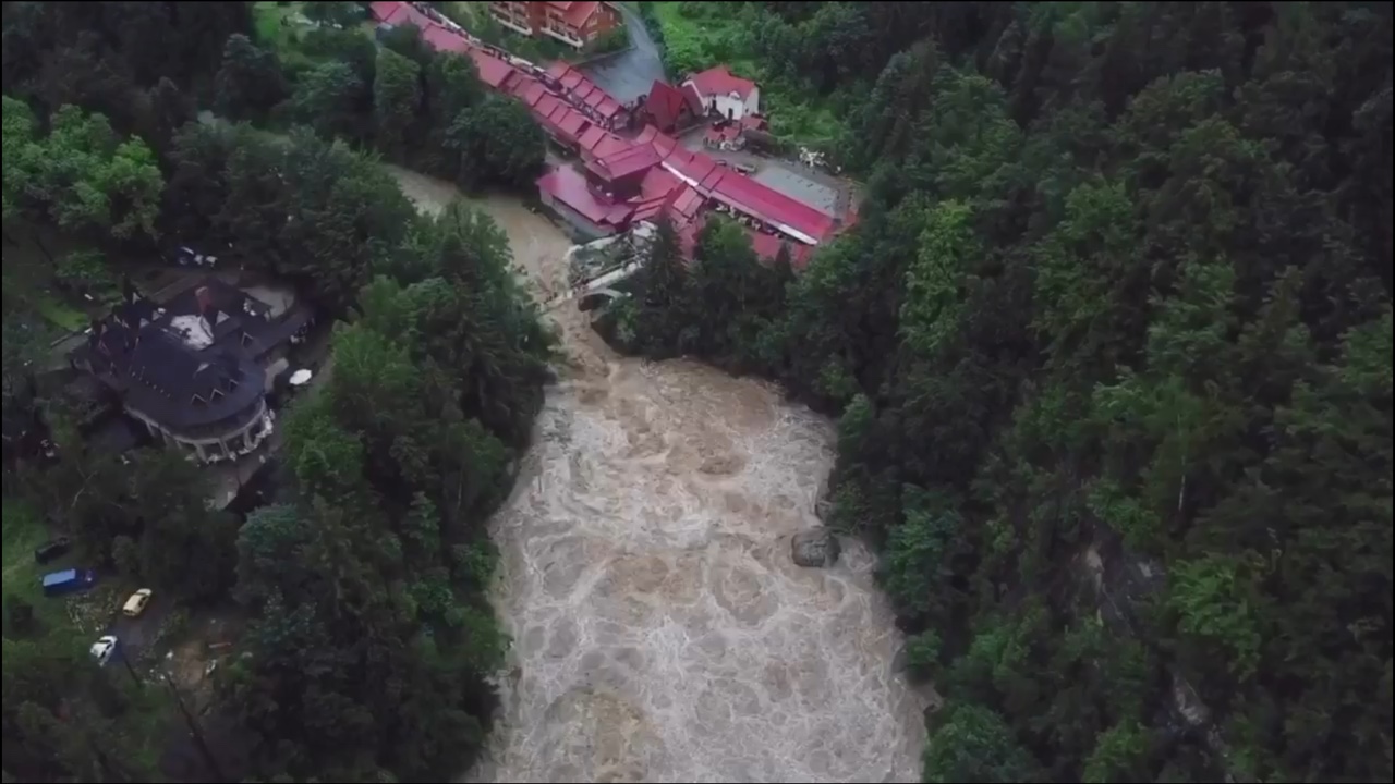 Водоспад у Яремче перетворився у бурхливий потік – показали відео з висоти пташиного польоту (ВІДЕО)