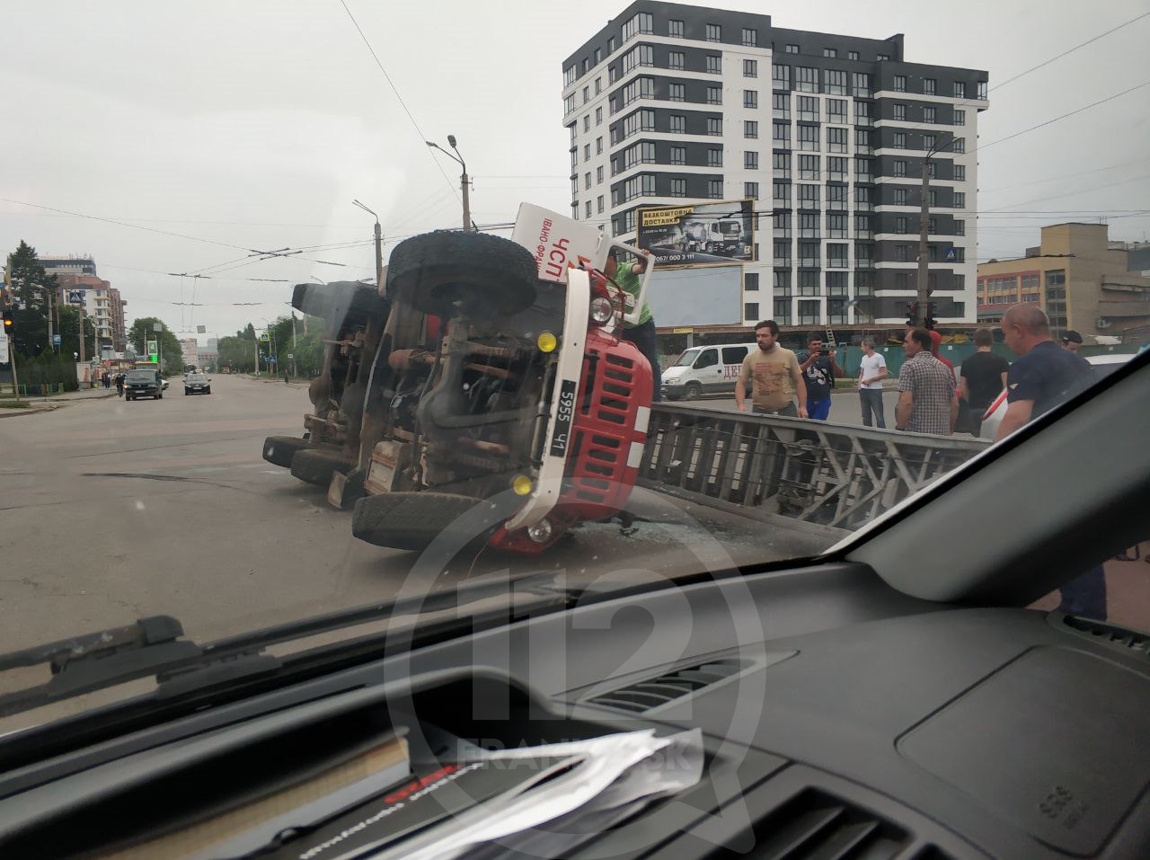 Пожежна автодрабина перевернулася на Вовчинецькій після ДТП з Ford (ФОТО, ВІДЕО)