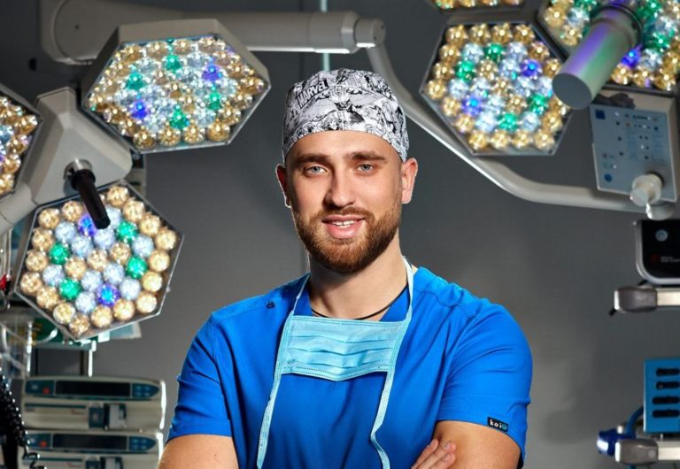 Ми не просто змінюємо “обкладинку”, ми змінюємо людям життя, їхню психологію, – пластичний хірург та онкомамолог Віктор Кемкін