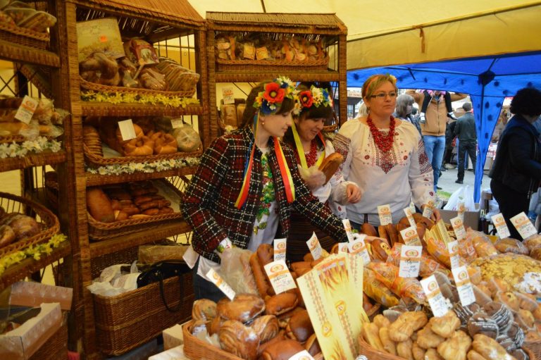 “Півтора метра від бабки до бабки” – мер Франківська доручив провести ярмарки під Ратушею