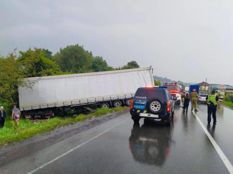 На Долинщині зіткнулися фура та легковик. Двоє людей у лікарні (ВІДЕО)