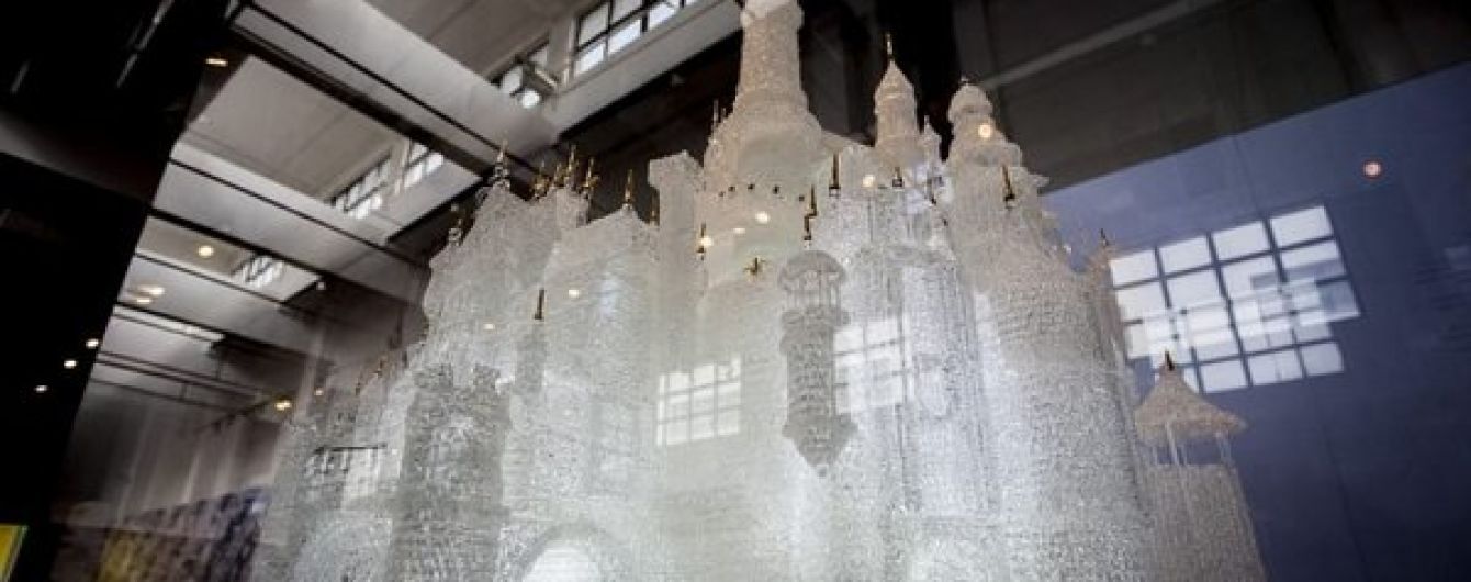 Через пустощі у музеї діти розбили найбільший в світі скляний замок вартістю 65 тисяч доларів