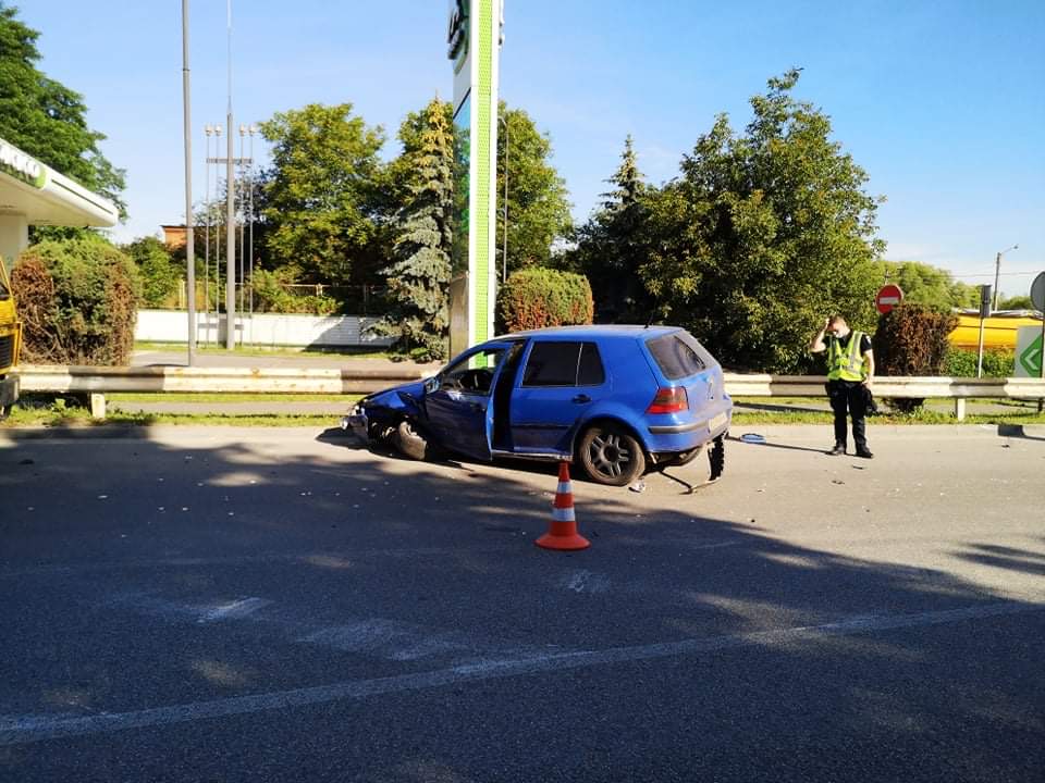 На Набережній зіткнулися два Фольксвагени: “жертва” ДТП покинув місце пригоди (ФОТО)