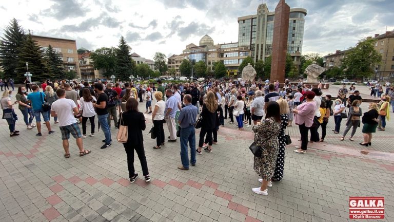 Обурені підприємці зібралися під ОДА через заборону масових весіль, поминок та свят (ФОТО, ВІДЕО)