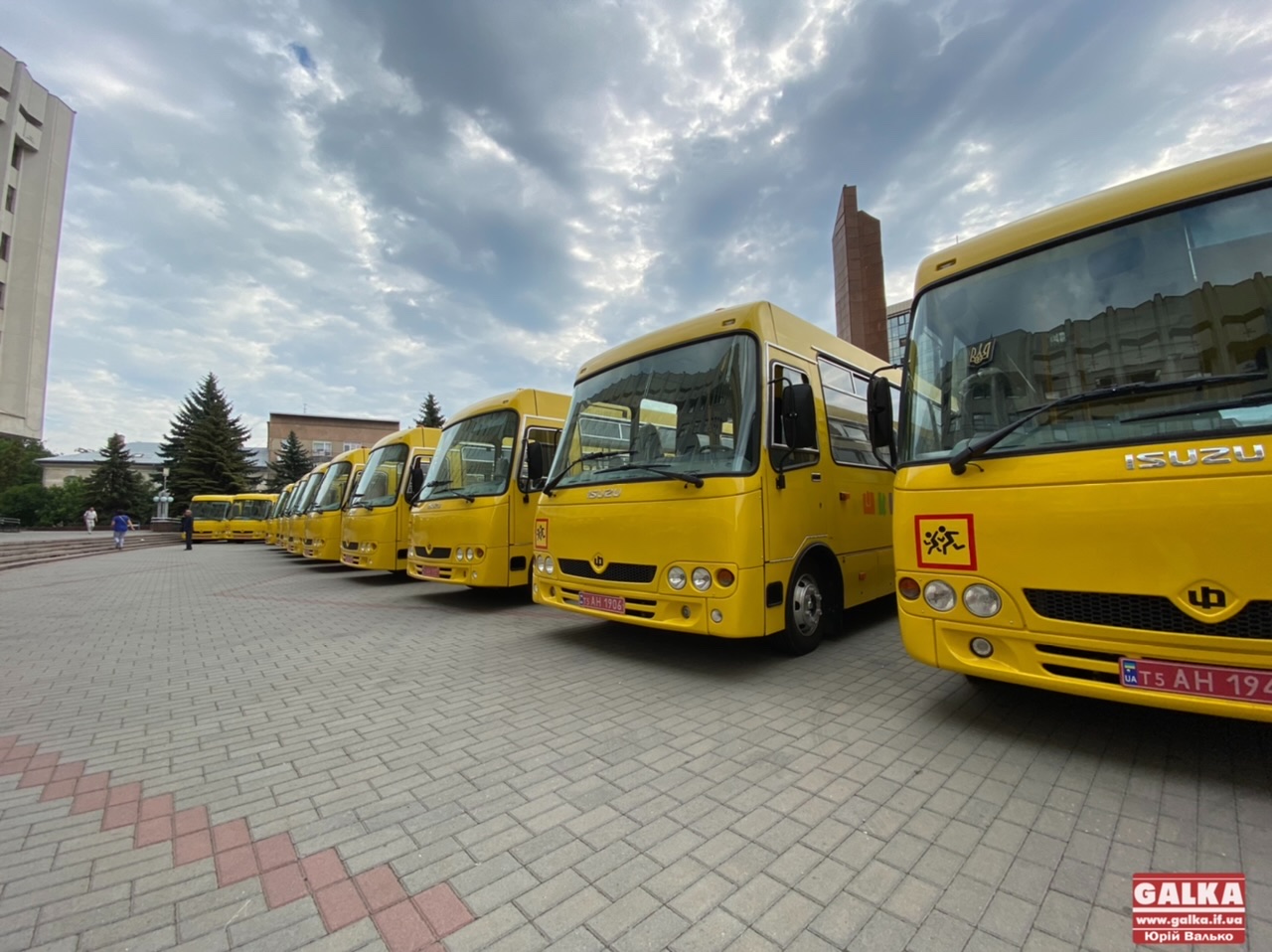 У школи Прикарпаття передали 19 нових автобусів (ФОТО)