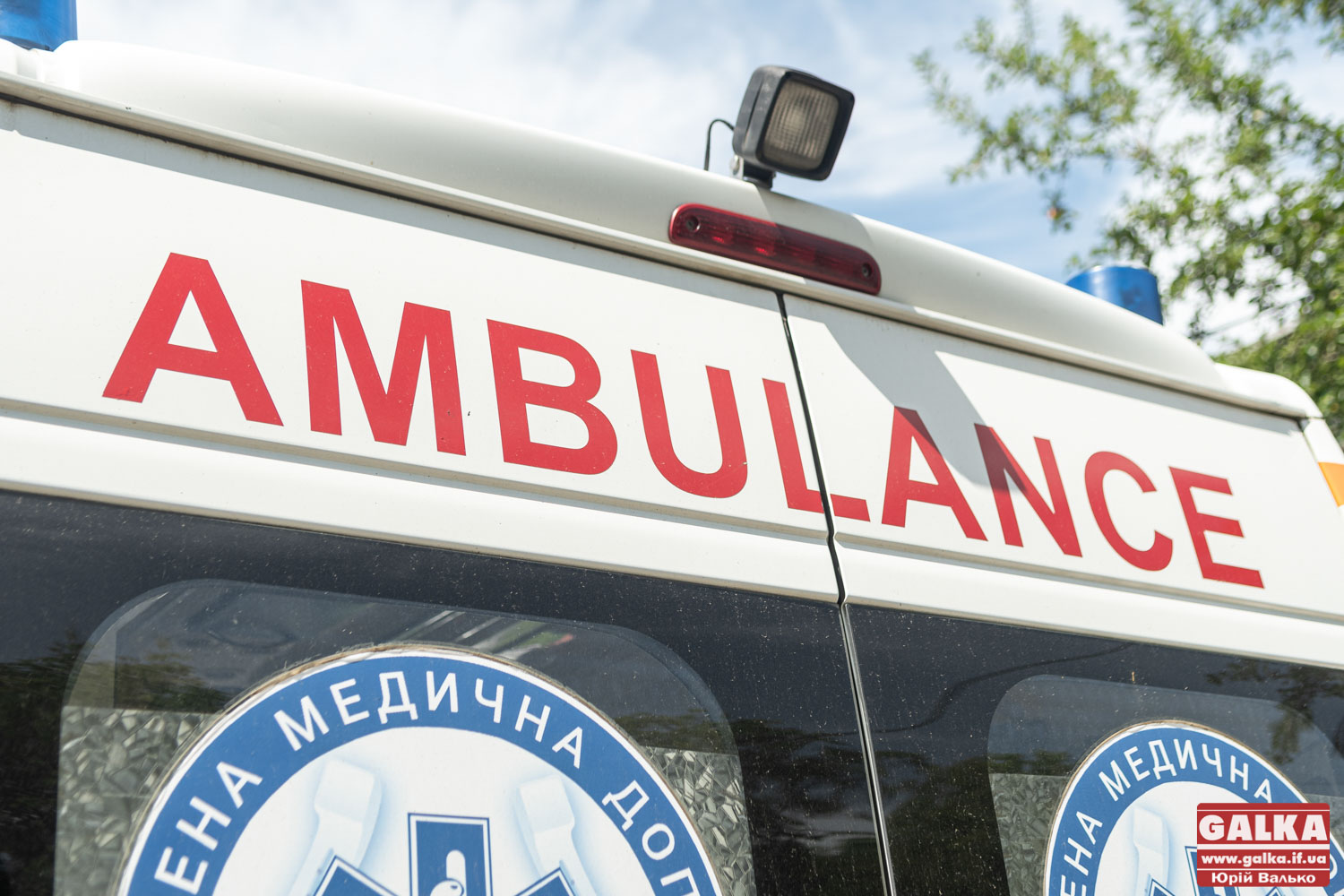 Наздоганяв автобус: у Калуші чоловік потрапив під маршрутку