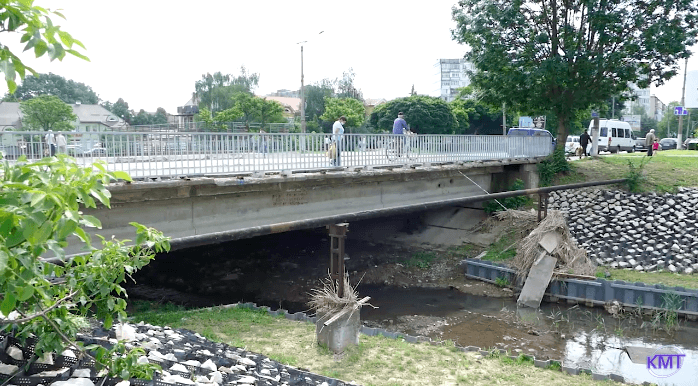 У Калуші облаштовують алею на березі річки Сівка (ВІДЕО)
