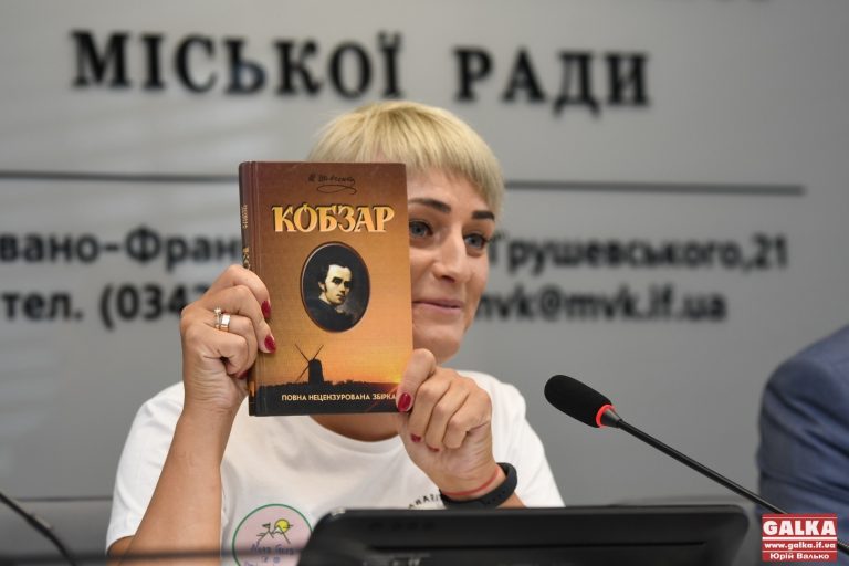 “Хотіла прославити Франківськ”, – мандрівниця про рекордне читання Шевченка на вершині Арарату (ФОТО)