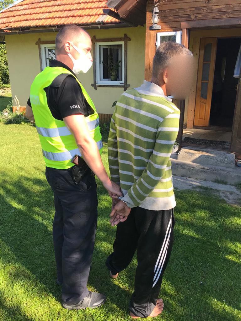 На Косівщині вирощувач коноплі стріляв у поліцейських і погрожував гранатою (ФОТО, ВІДЕО)