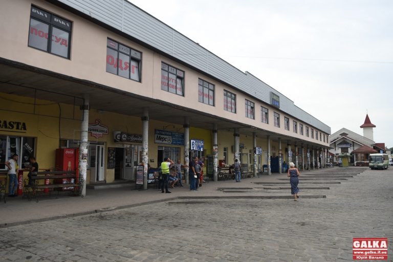 Пусті перони, зачинені каси та водії-“бомбили”: залізничний та автовокзал Івано-Франківська за умов “червоної зони” (ФОТО)