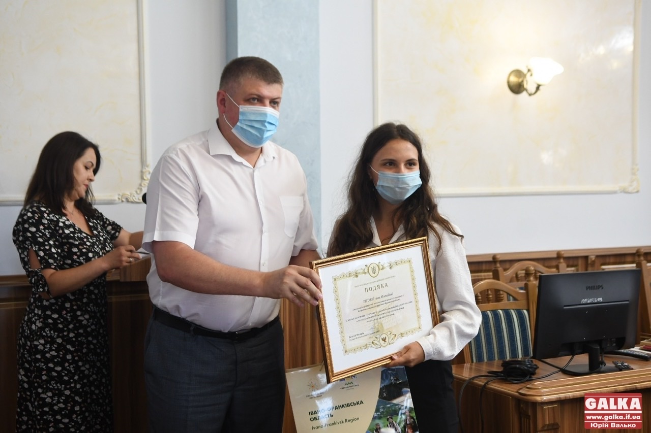 У Франківську відзначили 18 прикарпатців, які склали ЗНО на 200 (ФОТО)