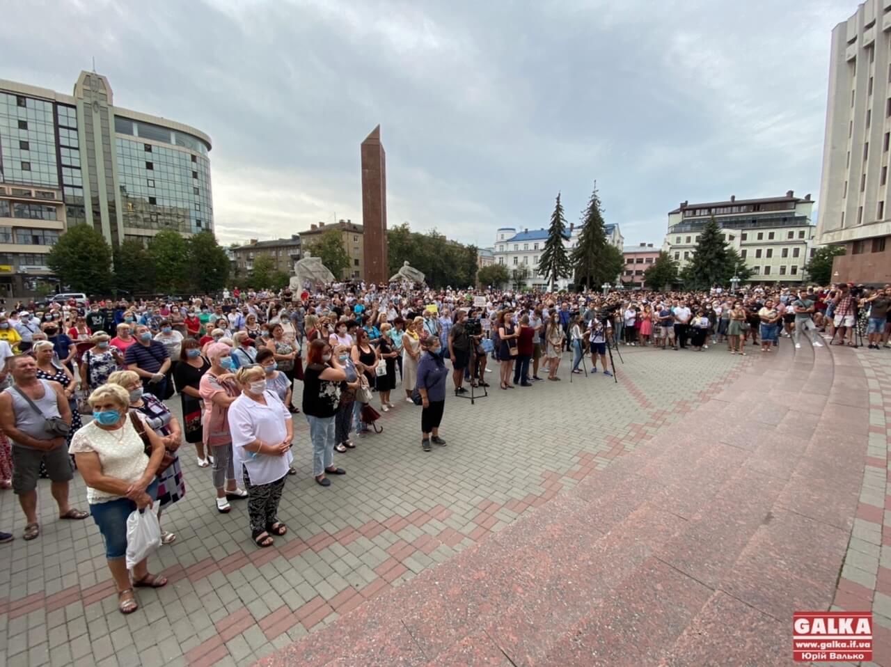 Сотні франківців зібралися на мітинг під ОДА: незадоволені «червоною» зоною (ФОТО)