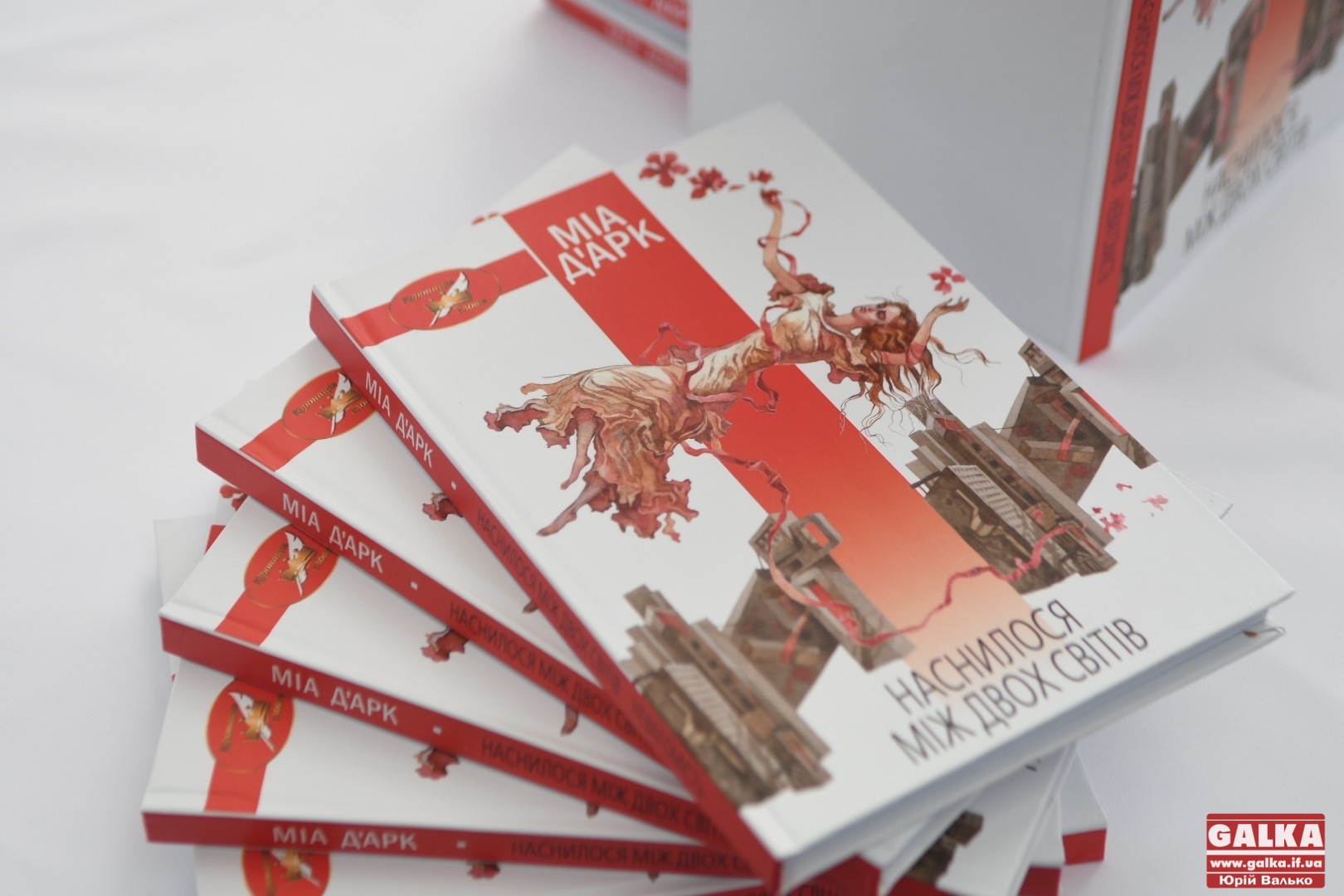 “Наснилося Між Двох Світів. Невагомість”: американсько-українська письменниця презентувала у Франківську дебютну книгу (ФОТО)