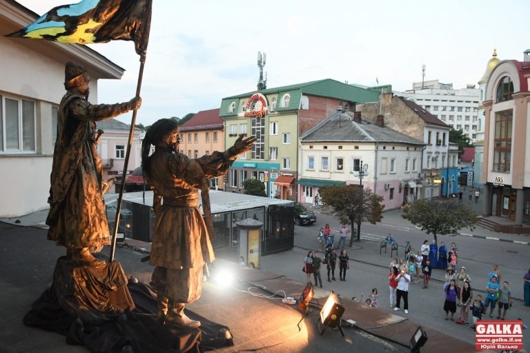 Від козаків до захисників України на Сході: на Ратуші виступають “живі скульптури” (ФОТО)