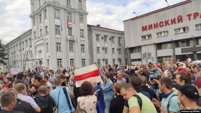 Тисячі робітників Мінського тракторного заводу пішли маршем до центру міста (ФОТО)