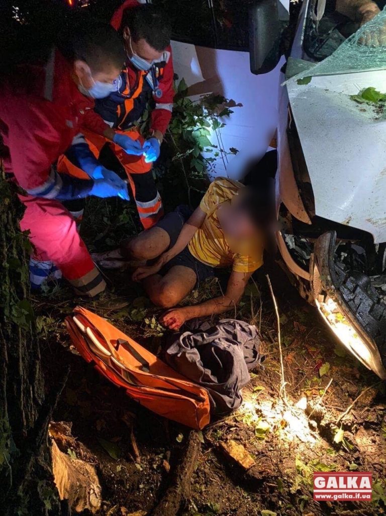 Вночі поблизу Коломиї “Спринтер” вилетів з дороги, двоє людей отримали важкі травми (ФОТО)