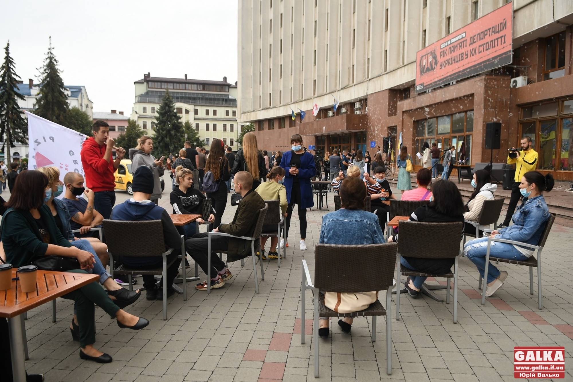У Франківську ресторатори вийшли під стіни ОДА – протестують проти заборони працювати (ФОТО)