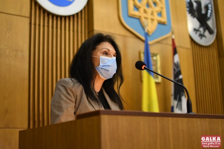 Дивитися на дистанційне навчання – це просто плакати: франківці закликають депутатів міськради пустити дітей до школи (ФОТО)