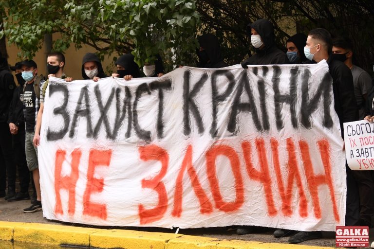 Франківці під стінами поліції влаштували протест на захист “харківських робінгудів” (ФОТО)