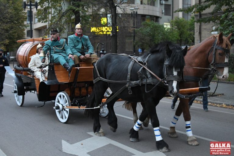 Люди з різних епох пройшлися середмістям Франківська (ФОТО, ВІДЕО)