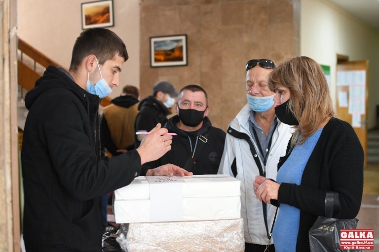 В Івано-Франківську завершують передачу бюлетенів на виборчі дільниці (ФОТО)