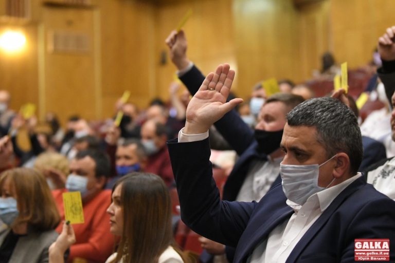 Новостворена Івано-Франківська райрада обрала президію і затвердила штат. Коштів на зарплату наразі немає